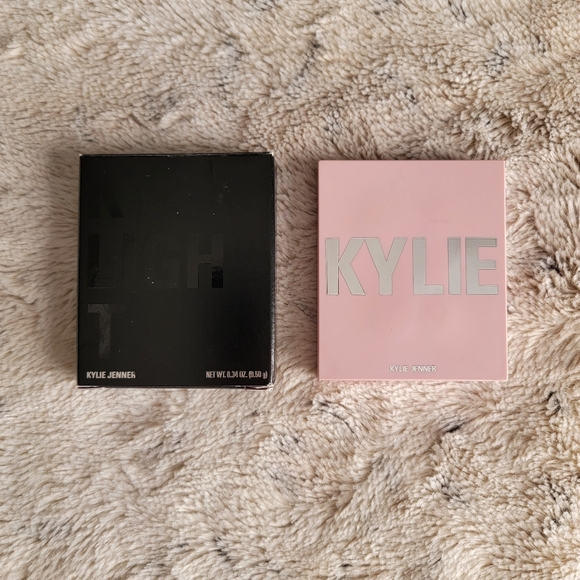 Ice Me Out Pressed Powder Highlighter - Kylie Cosmetics - Picture 7 of 8